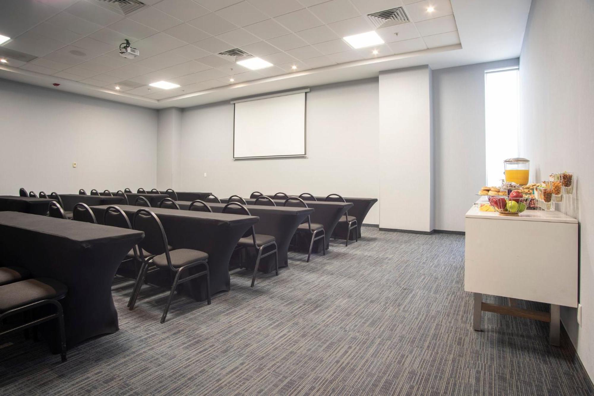Holiday Inn Express Guadalajara Iteso By Ihg Запопан Екстериор снимка